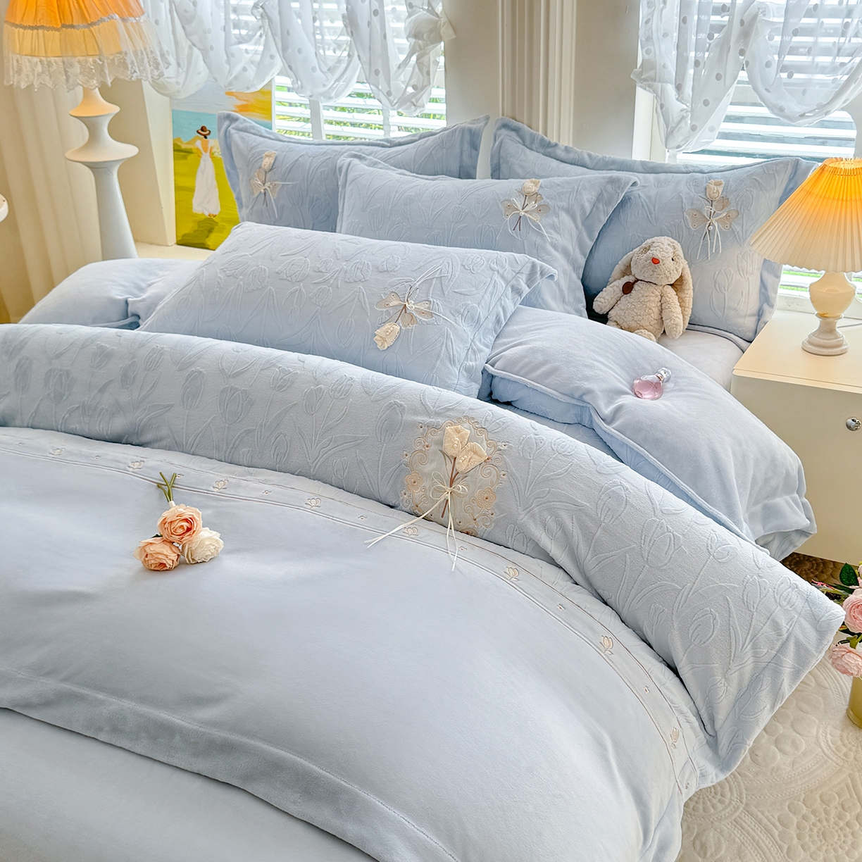 91家纺网 家纺一手货源 找家纺 艾唯希家纺 2025新款韩版全消光雕花绒工艺四件套牛奶绒-郁金之恋 郁金之恋-蓝