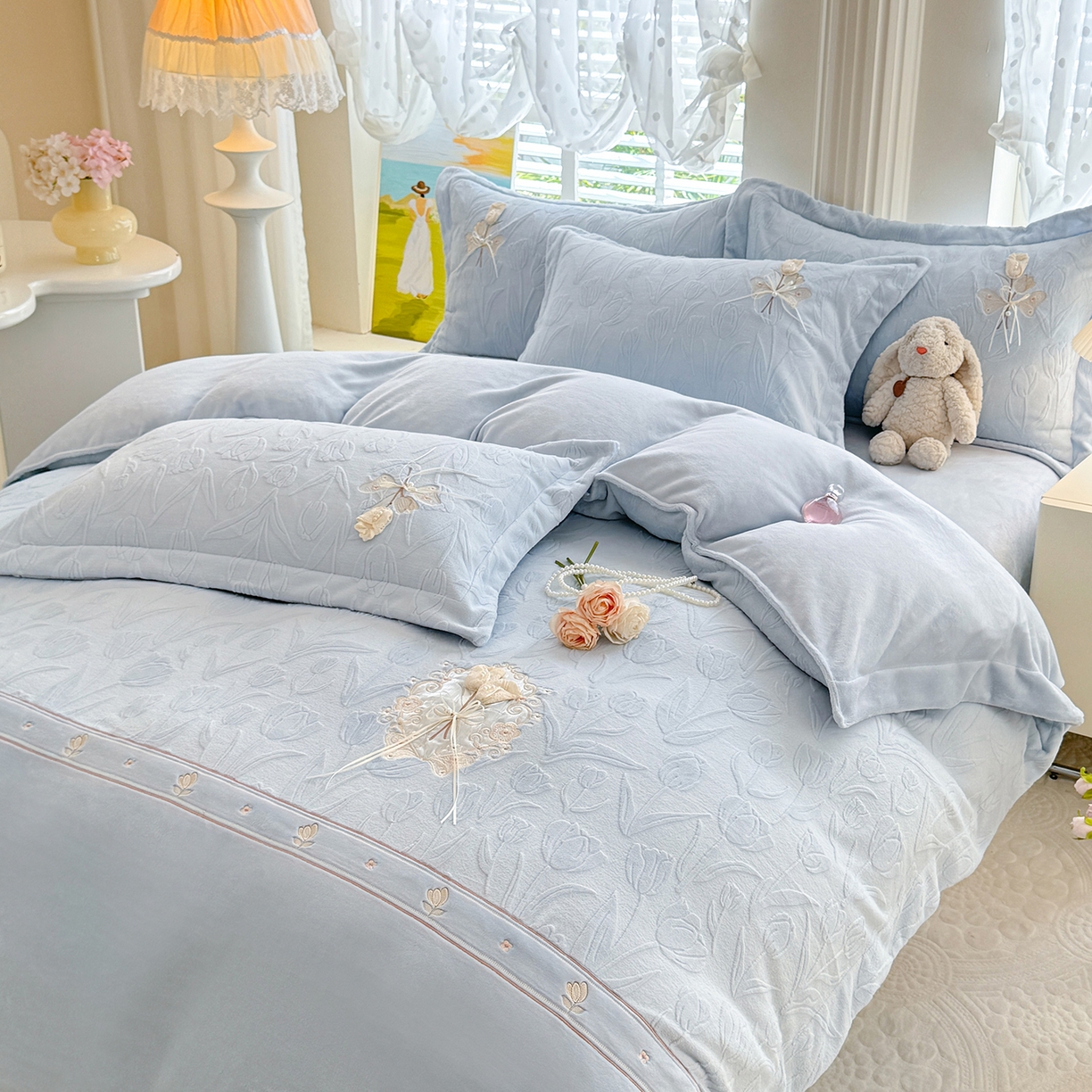 91家纺网 家纺一手货源 找家纺 艾唯希家纺 2025新款韩版全消光雕花绒工艺四件套牛奶绒-郁金之恋 郁金之恋-蓝