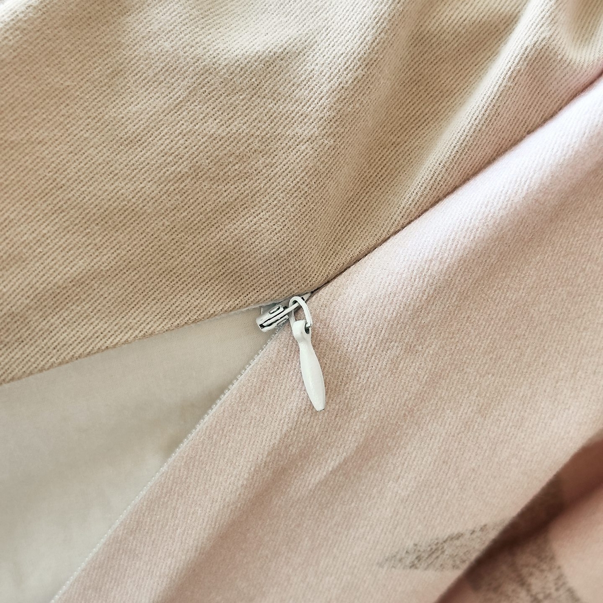 91家纺网 家纺一手货源 找家纺 由丽家纺 2025新款亲肤全棉纯棉磨毛印加绣四件套 知茵-豆沙