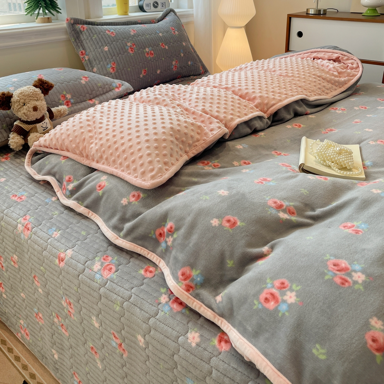 91家纺网 家纺一手货源 找家纺 元熙 2025新款印花小清新韩国绒牛奶绒豆豆床盖四件套 田园小花