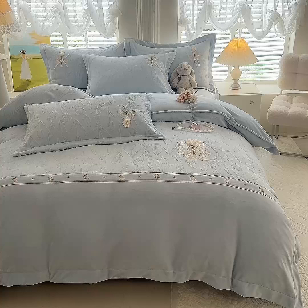 91家纺网 家纺一手货源 找家纺 艾唯希家纺 2025新款韩版全消光雕花绒工艺四件套牛奶绒-郁金之恋 郁金之恋-蓝