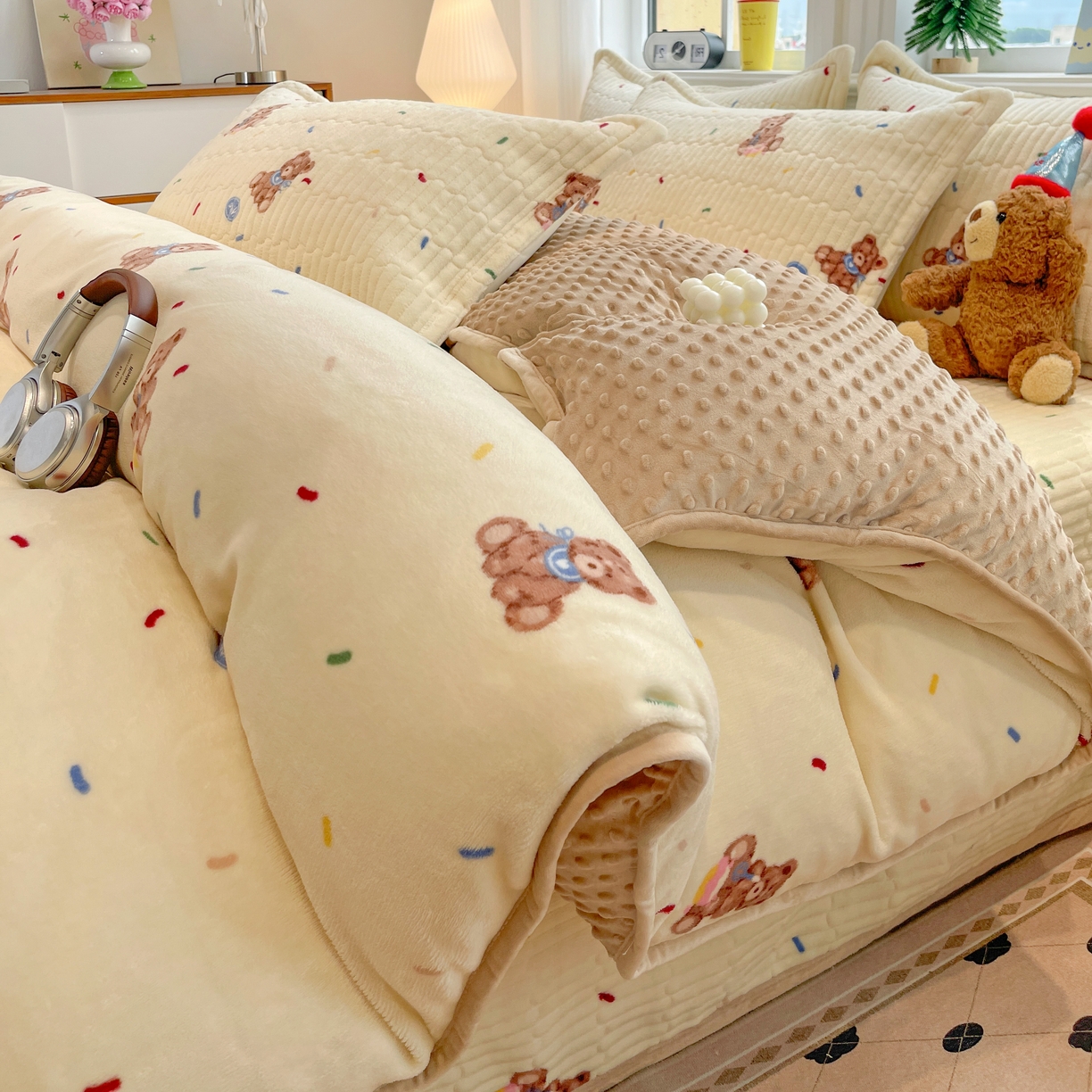 91家纺网 家纺一手货源 找家纺 元熙 2025新款印花小清新韩国绒牛奶绒豆豆床盖四件套 芝士小熊