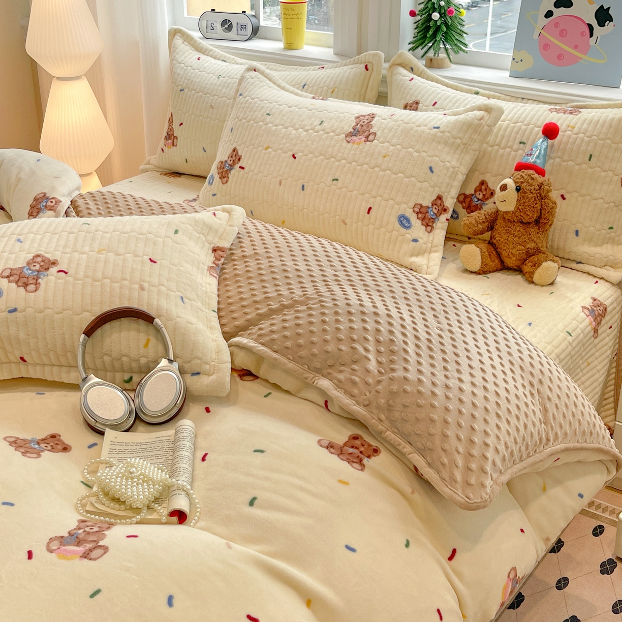 91家纺网 家纺一手货源 找家纺 元熙 2025新款印花小清新韩国绒牛奶绒豆豆床盖四件套 芝士小熊