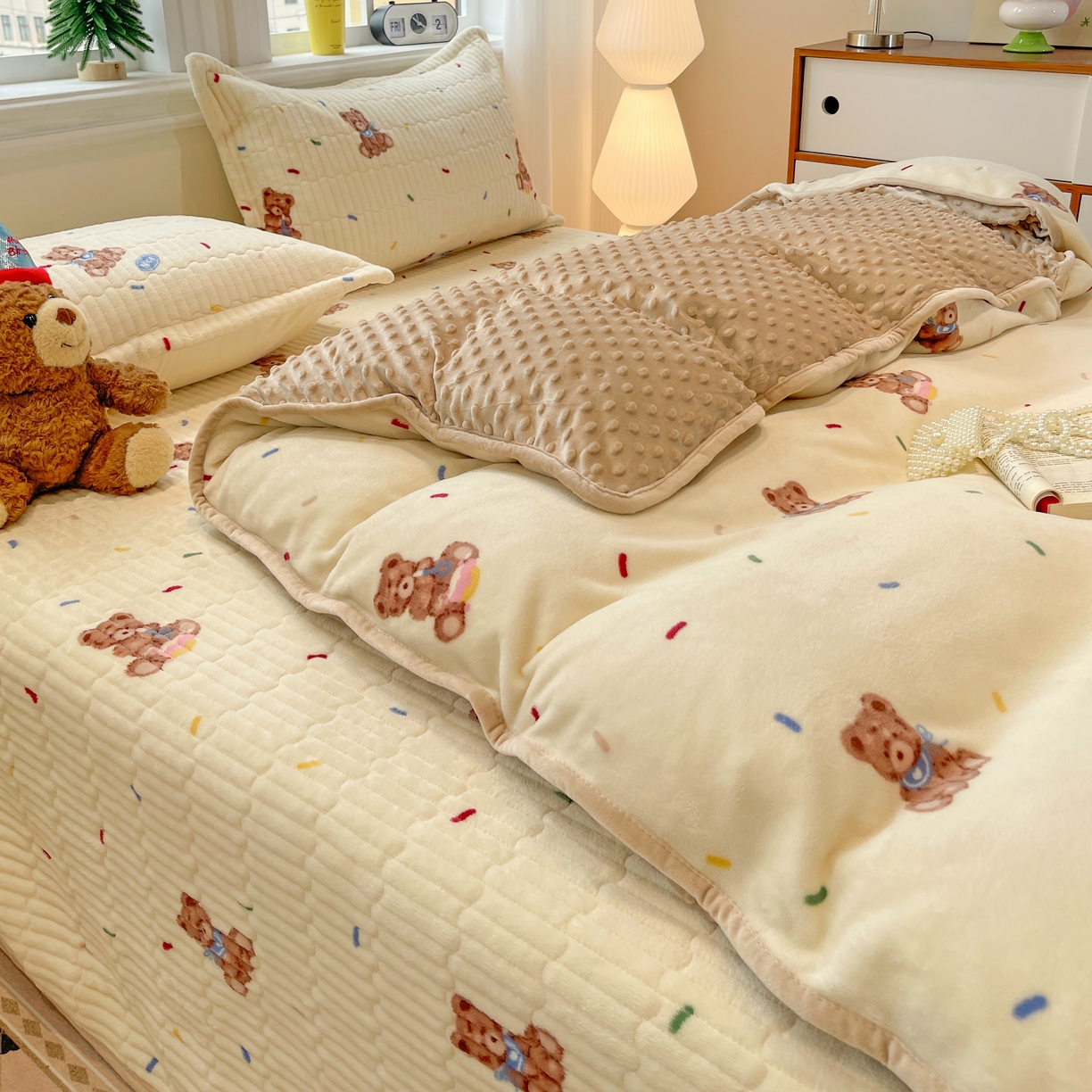 91家纺网 家纺一手货源 找家纺 元熙 2025新款印花小清新韩国绒牛奶绒豆豆床盖四件套 芝士小熊