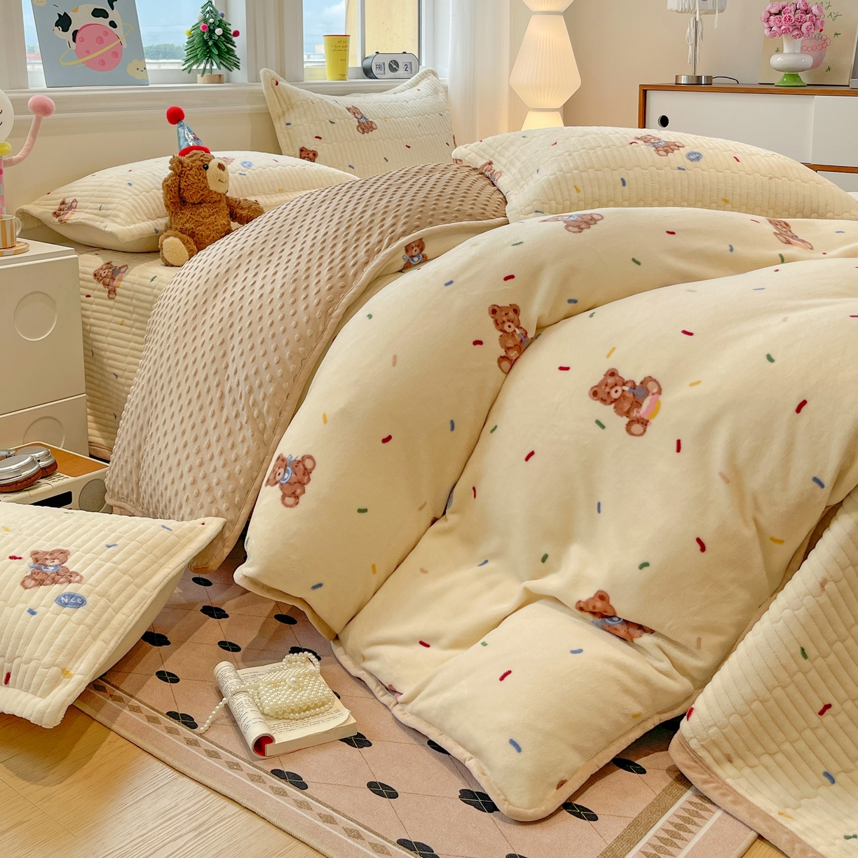 91家纺网 家纺一手货源 找家纺 元熙 2025新款印花小清新韩国绒牛奶绒豆豆床盖四件套 芝士小熊