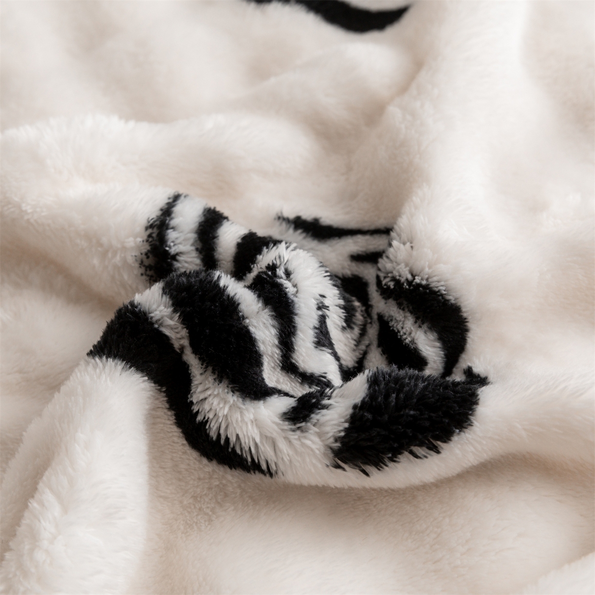 91家纺网 家纺一手货源 找家纺 （总）安琪家纺 2025新款爆品temu希音TK350g山茶花仿兔毛绒毯休闲大泡泡毯跨境外贸出口 