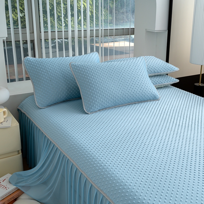 91家纺网 家纺一手货源 找家纺 梵克保罗 2025新款3D直播网红热款凉感丝冰豆豆三明治复合床裙款凉席三件套 天空蓝