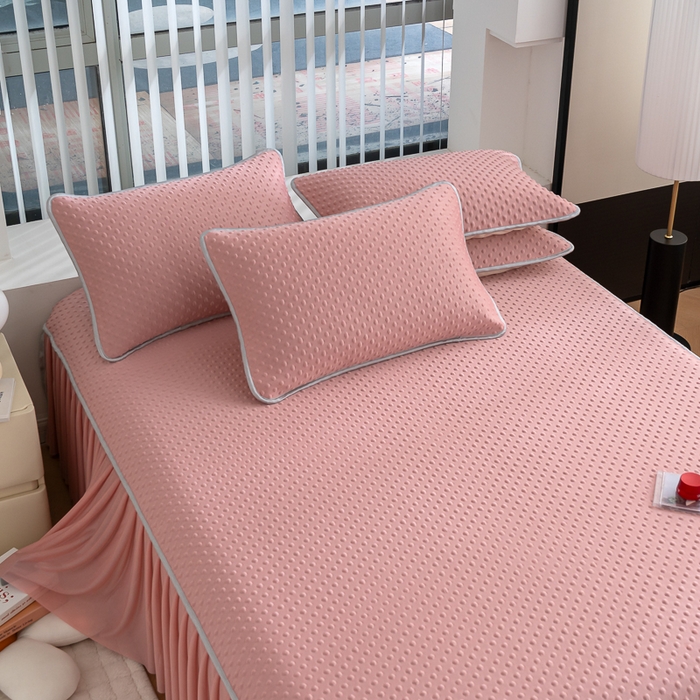 91家纺网 家纺一手货源 找家纺 梵克保罗 2025新款3D直播网红热款凉感丝冰豆豆三明治复合床裙款凉席三件套 时尚粉