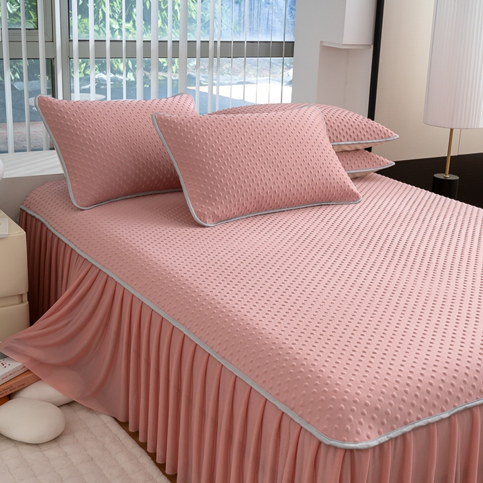 91家纺网 家纺一手货源 找家纺 梵克保罗 2025新款3D直播网红热款凉感丝冰豆豆三明治复合床裙款凉席三件套 时尚粉