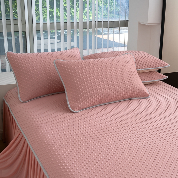 91家纺网 家纺一手货源 找家纺 梵克保罗 2025新款3D直播网红热款凉感丝冰豆豆三明治复合床裙款凉席三件套 时尚粉