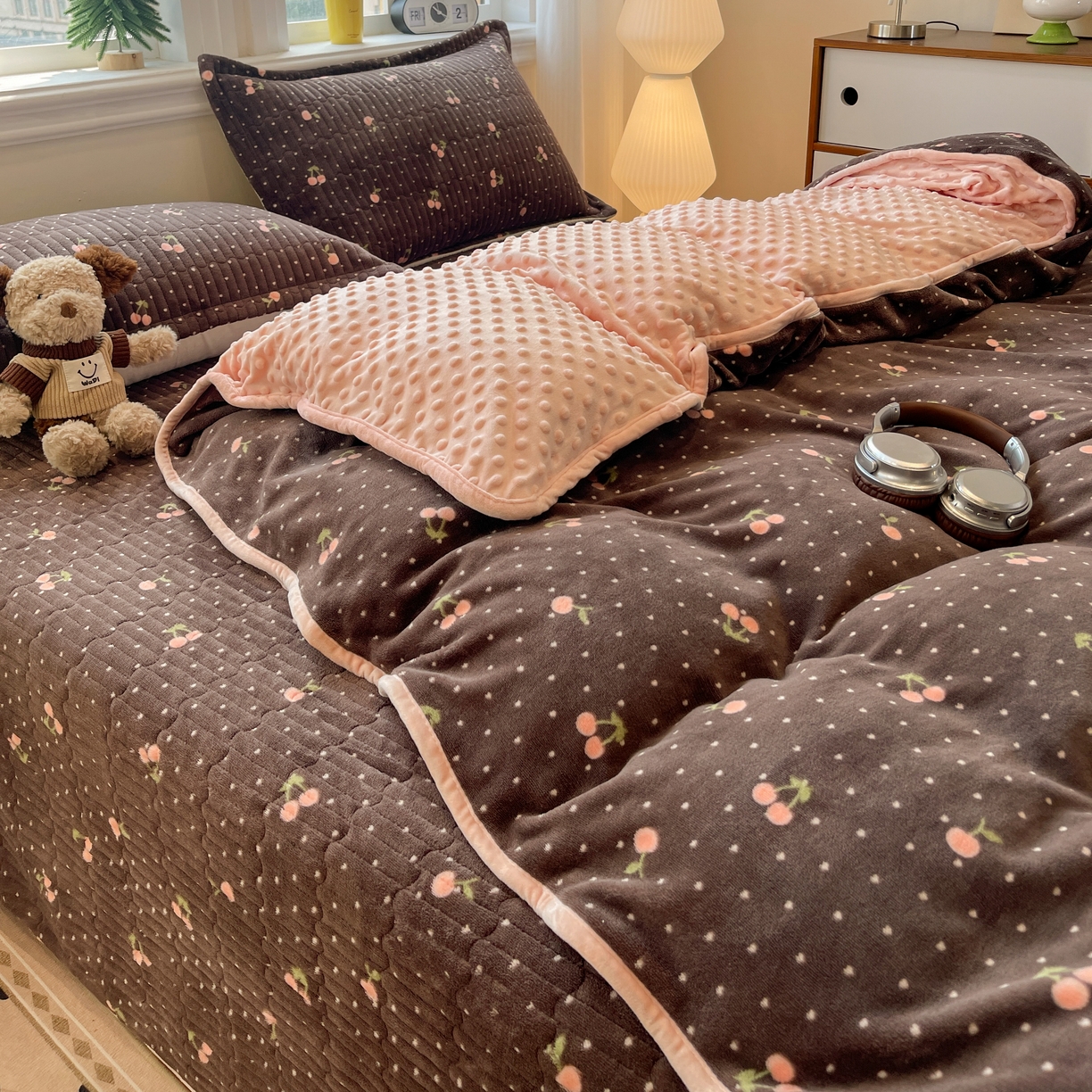 91家纺网 家纺一手货源 找家纺 （总）元熙 2025新款印花小清新韩国绒牛奶绒豆豆床盖四件套