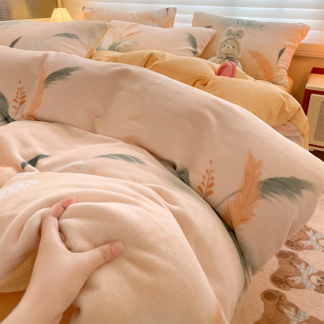 91家纺网 家纺一手货源 找家纺 美澳家纺 2025新款190克加厚牛奶绒印花四件套 繁华