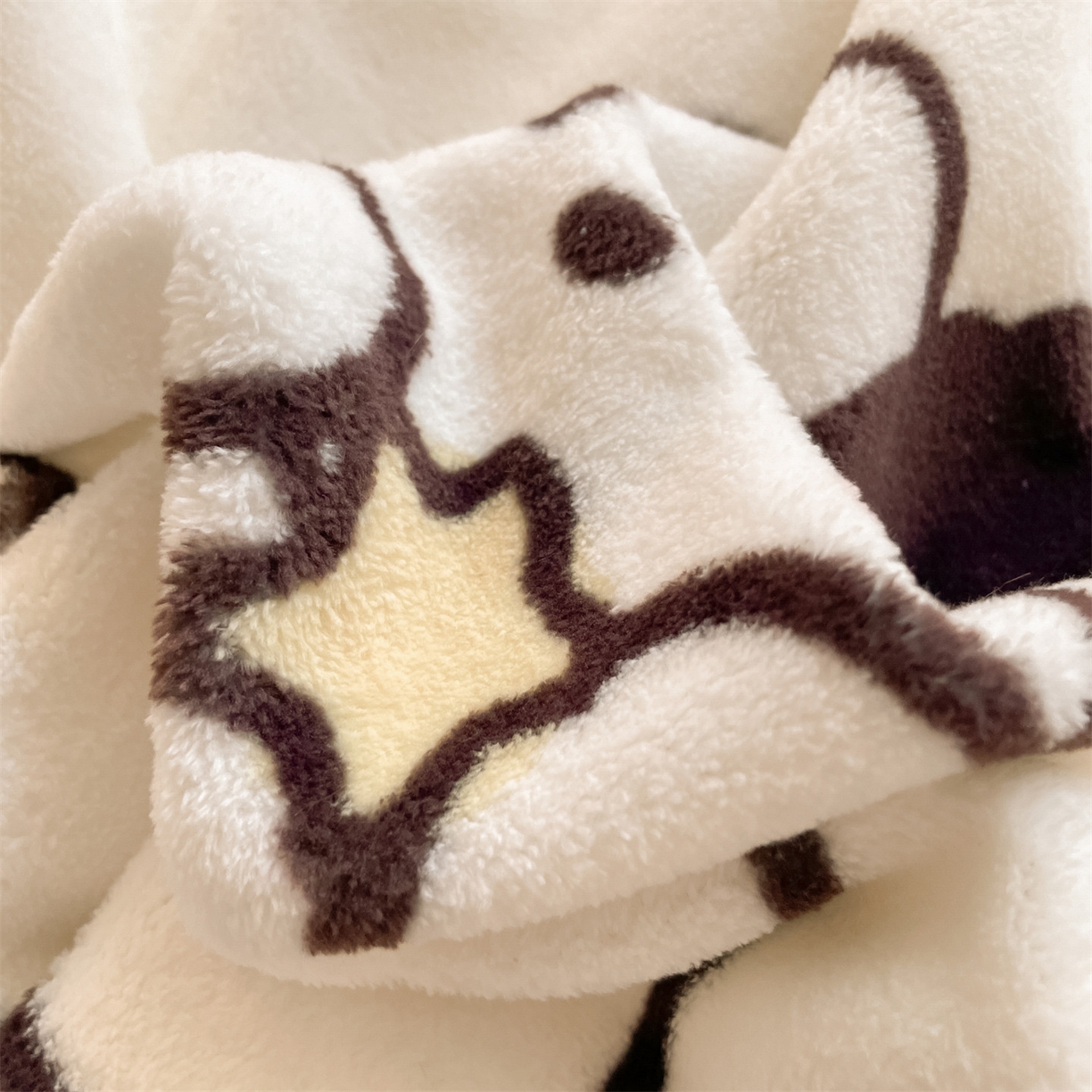 91家纺网 家纺一手货源 找家纺 美澳家纺 2025新款190克加厚牛奶绒印花四件套 快乐小狗