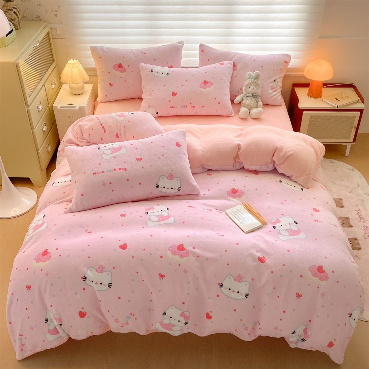 91家纺网 家纺一手货源 找家纺 美澳家纺 2025新款190克加厚牛奶绒印花四件套 草莓喵喵