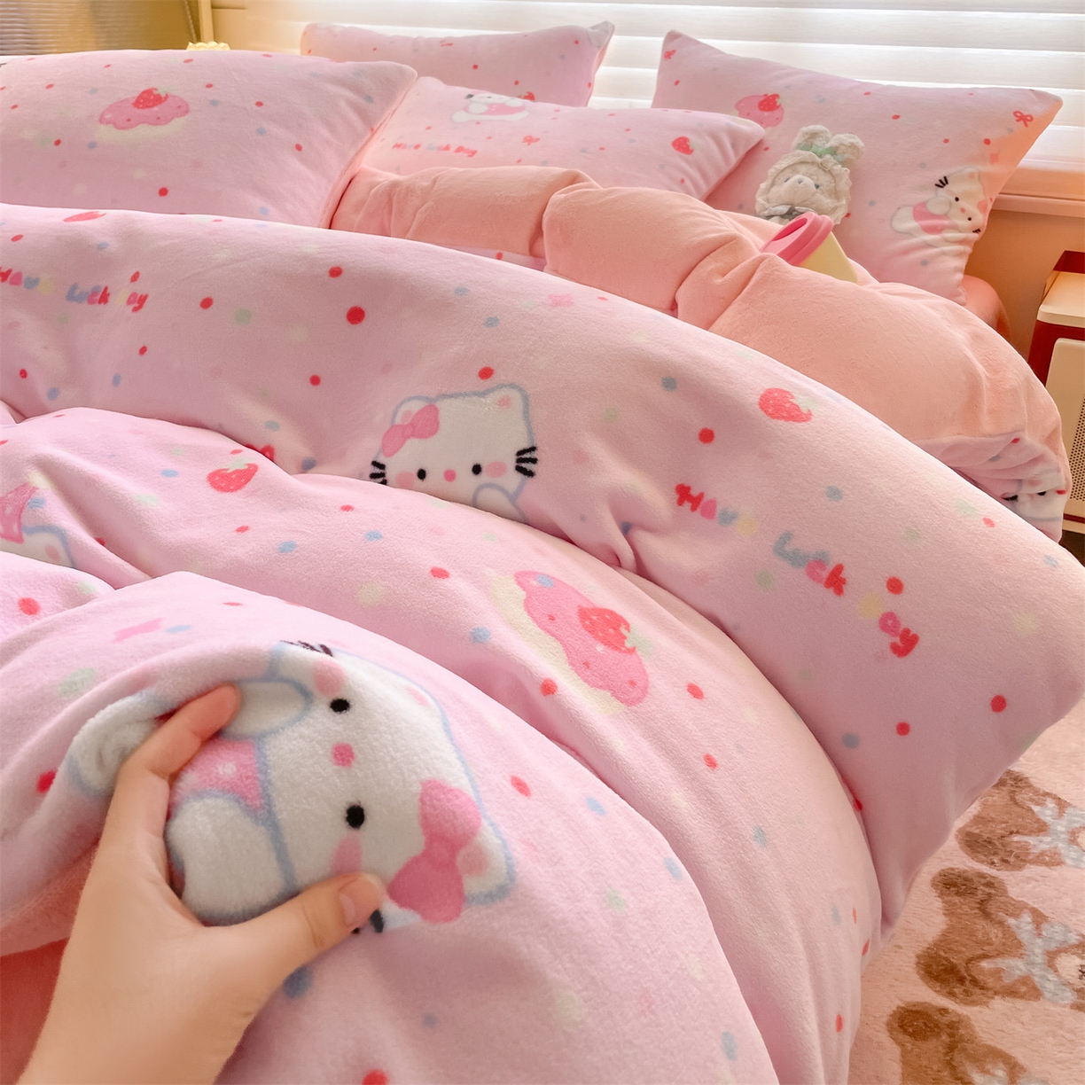 91家纺网 家纺一手货源 找家纺 美澳家纺 2025新款190克加厚牛奶绒印花四件套 草莓喵喵