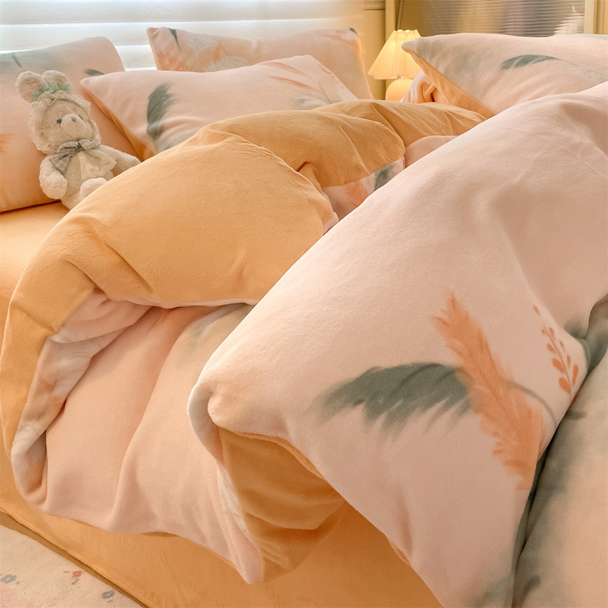 91家纺网 家纺一手货源 找家纺 美澳家纺 2025新款190克加厚牛奶绒印花四件套 繁华