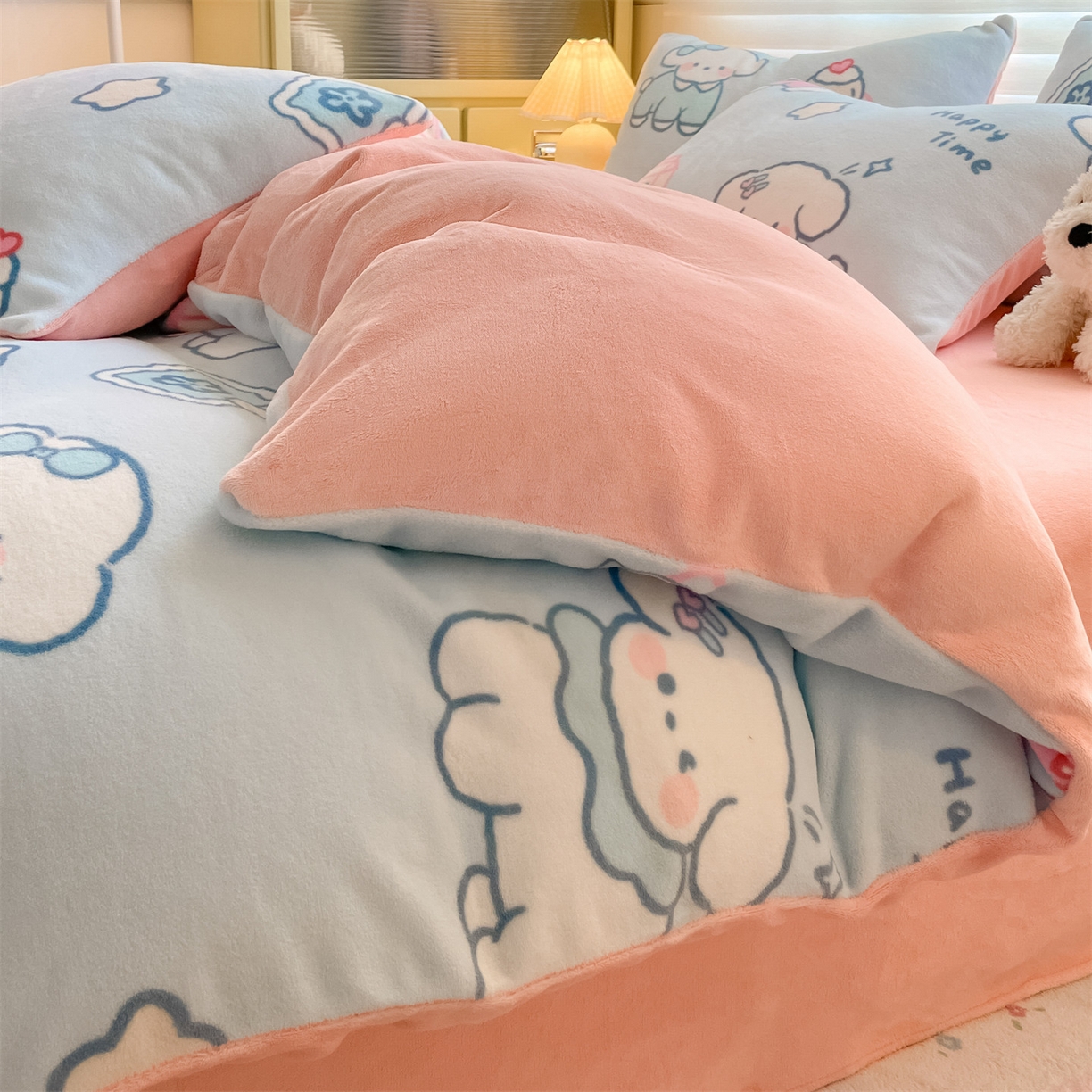 91家纺网 家纺一手货源 找家纺 美澳家纺 2025新款190克加厚牛奶绒印花四件套 奶油大耳狗