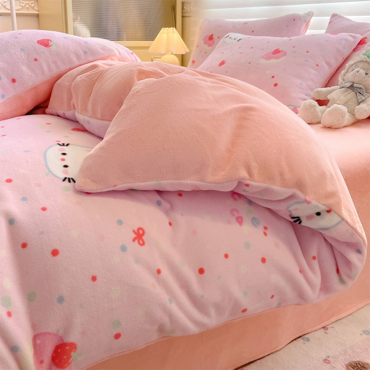 91家纺网 家纺一手货源 找家纺 美澳家纺 2025新款190克加厚牛奶绒印花四件套 草莓喵喵