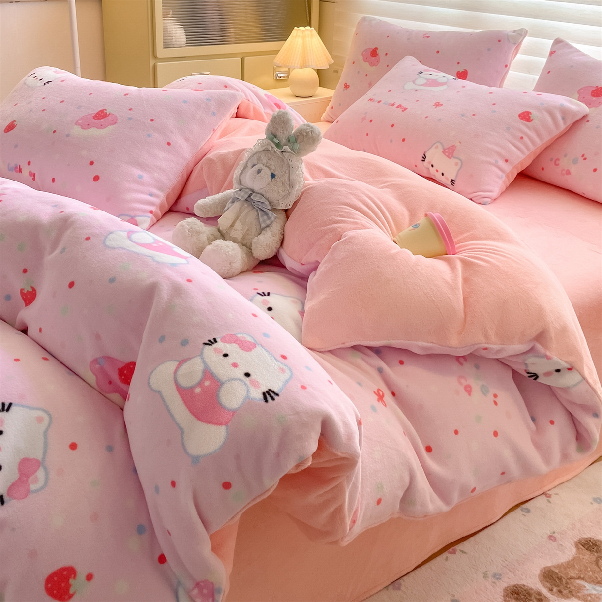 91家纺网 家纺一手货源 找家纺 美澳家纺 2025新款190克加厚牛奶绒印花四件套 草莓喵喵