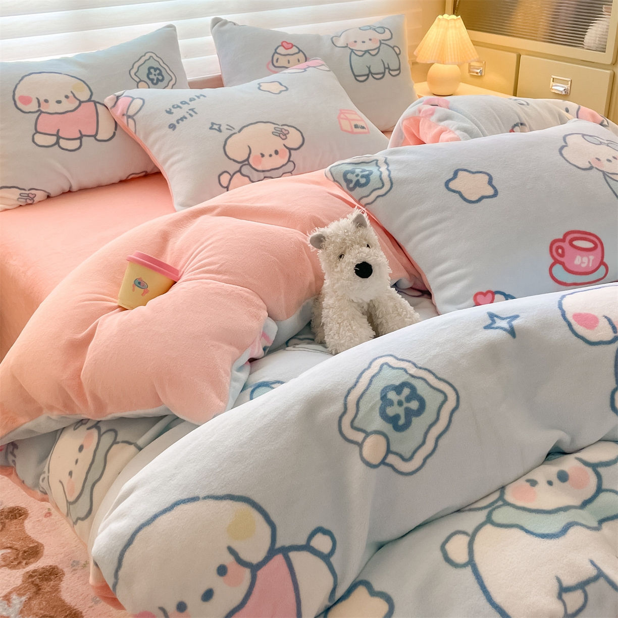 91家纺网 家纺一手货源 找家纺 美澳家纺 2025新款190克加厚牛奶绒印花四件套 奶油大耳狗