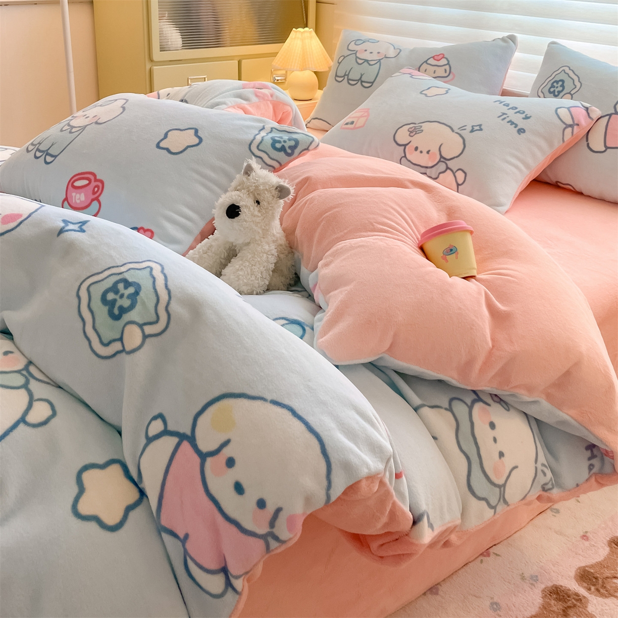 91家纺网 家纺一手货源 找家纺 美澳家纺 2025新款190克加厚牛奶绒印花四件套 奶油大耳狗