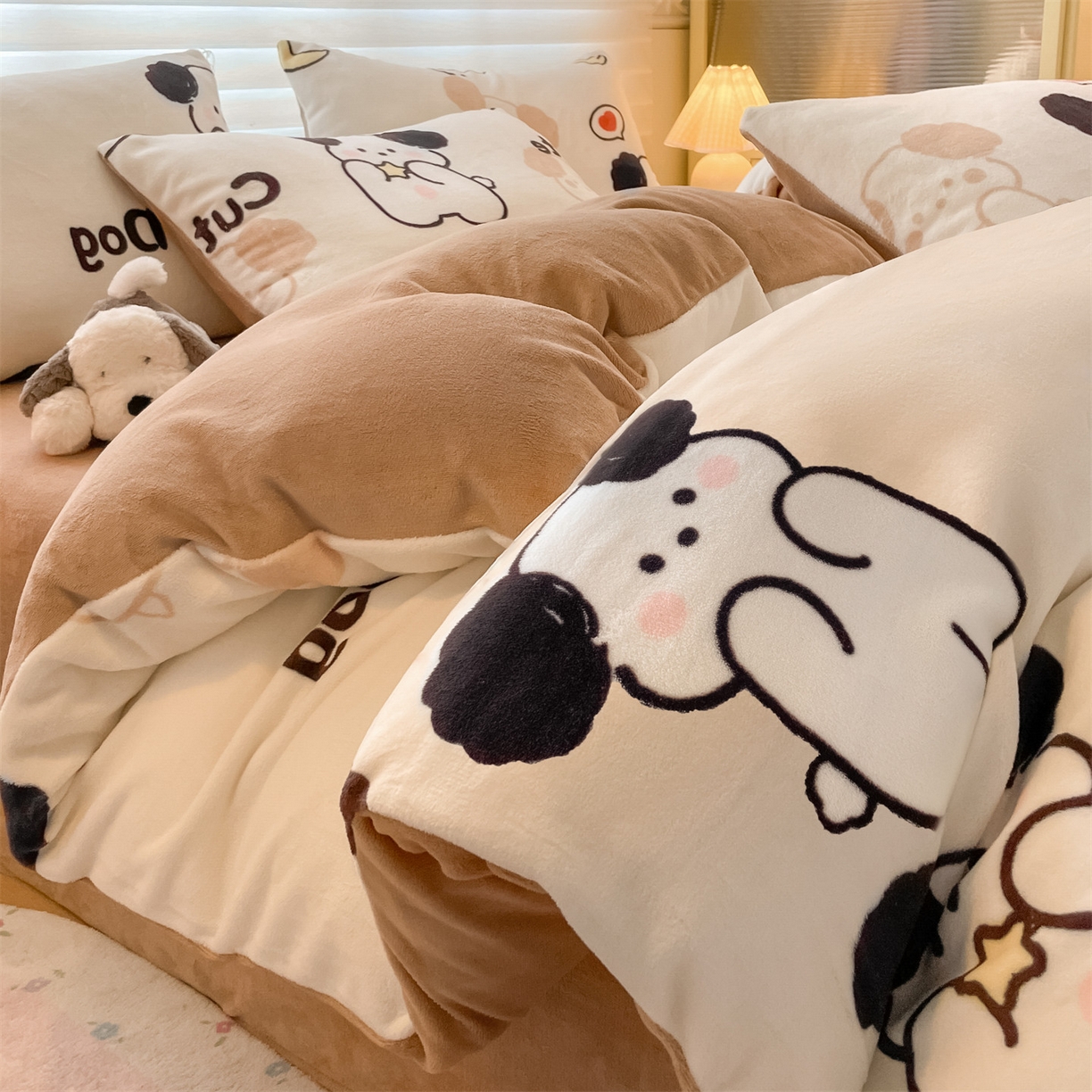 91家纺网 家纺一手货源 找家纺 美澳家纺 2025新款190克加厚牛奶绒印花四件套 快乐小狗