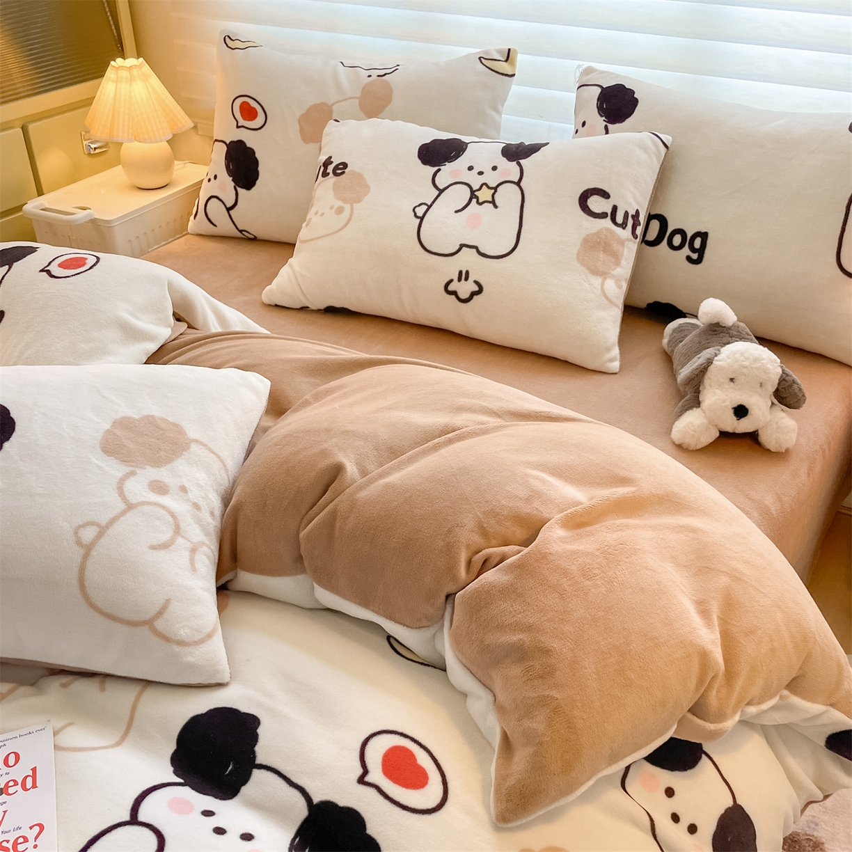 91家纺网 家纺一手货源 找家纺 美澳家纺 2025新款190克加厚牛奶绒印花四件套 快乐小狗