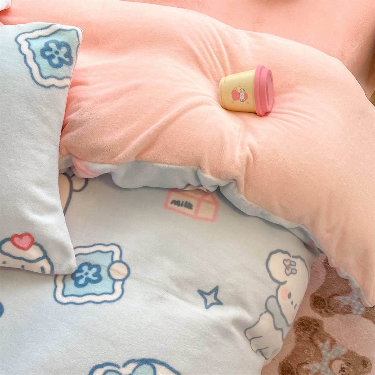 91家纺网 家纺一手货源 找家纺 美澳家纺 2025新款190克加厚牛奶绒印花四件套 奶油大耳狗