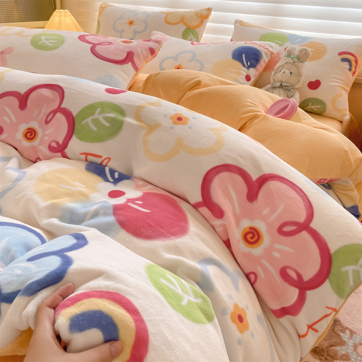 91家纺网 家纺一手货源 找家纺 美澳家纺 2025新款190克加厚牛奶绒印花四件套 多彩生活