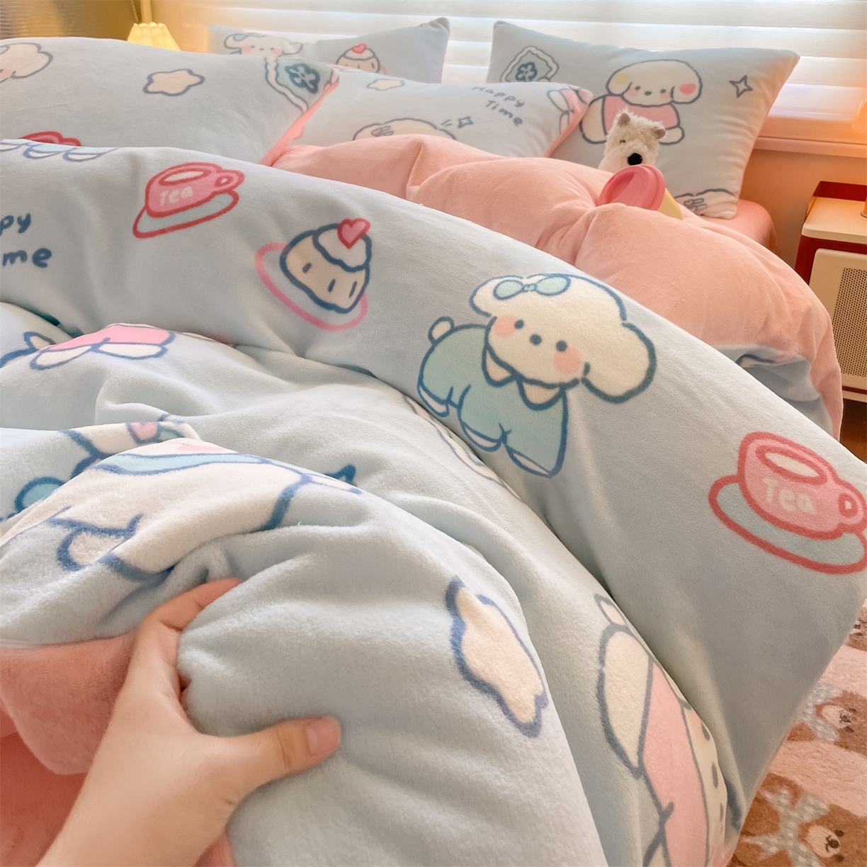 91家纺网 家纺一手货源 找家纺 美澳家纺 2025新款190克加厚牛奶绒印花四件套 奶油大耳狗