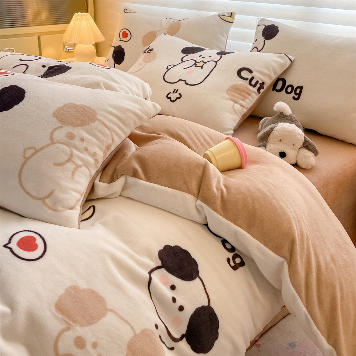 91家纺网 家纺一手货源 找家纺 美澳家纺 2025新款190克加厚牛奶绒印花四件套 快乐小狗