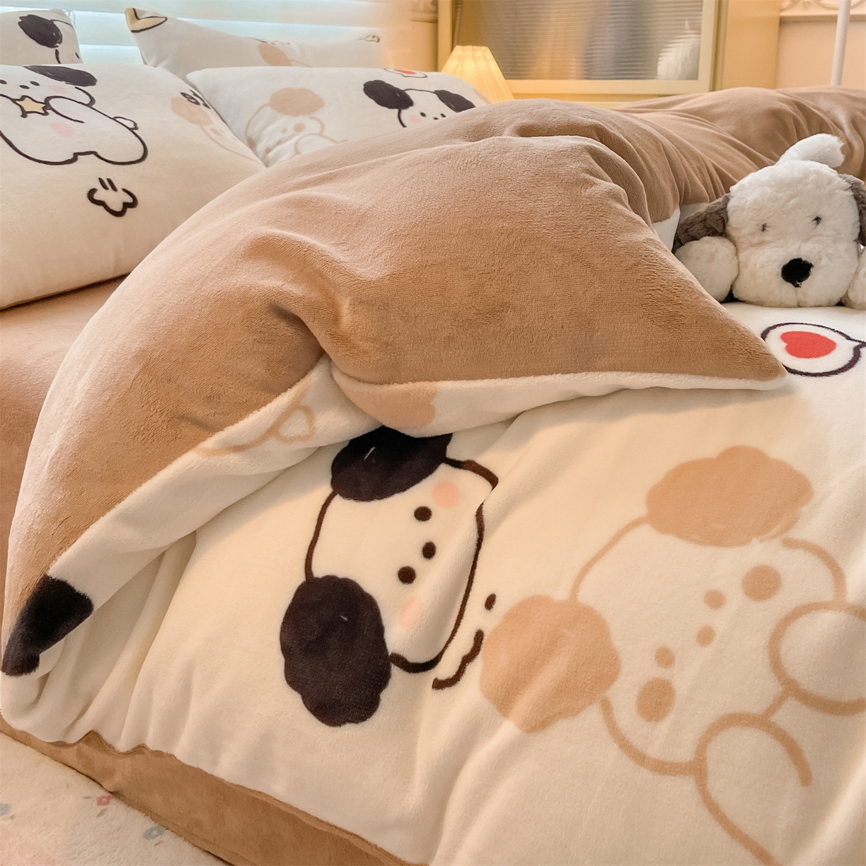 91家纺网 家纺一手货源 找家纺 美澳家纺 2025新款190克加厚牛奶绒印花四件套 快乐小狗