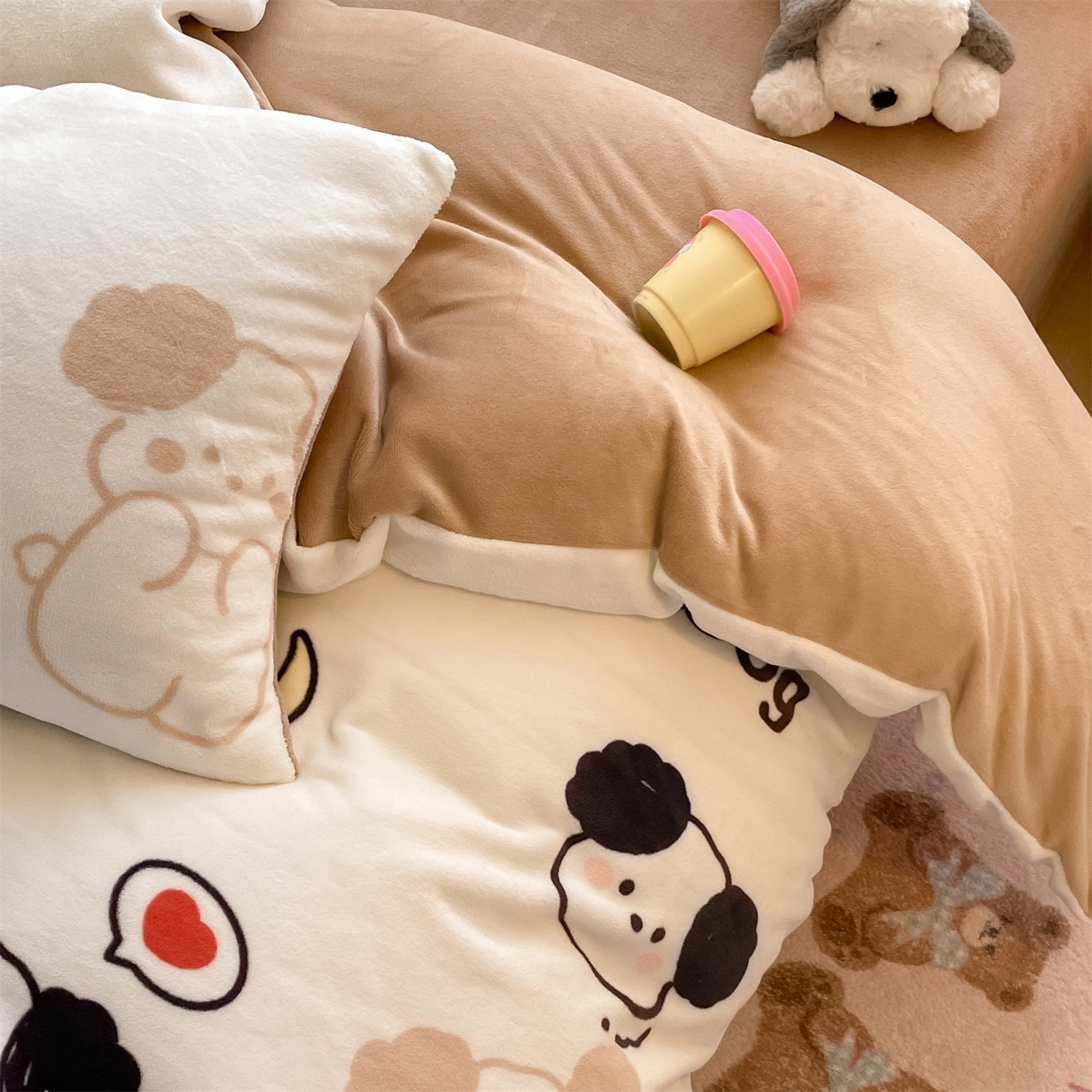 91家纺网 家纺一手货源 找家纺 美澳家纺 2025新款190克加厚牛奶绒印花四件套 快乐小狗