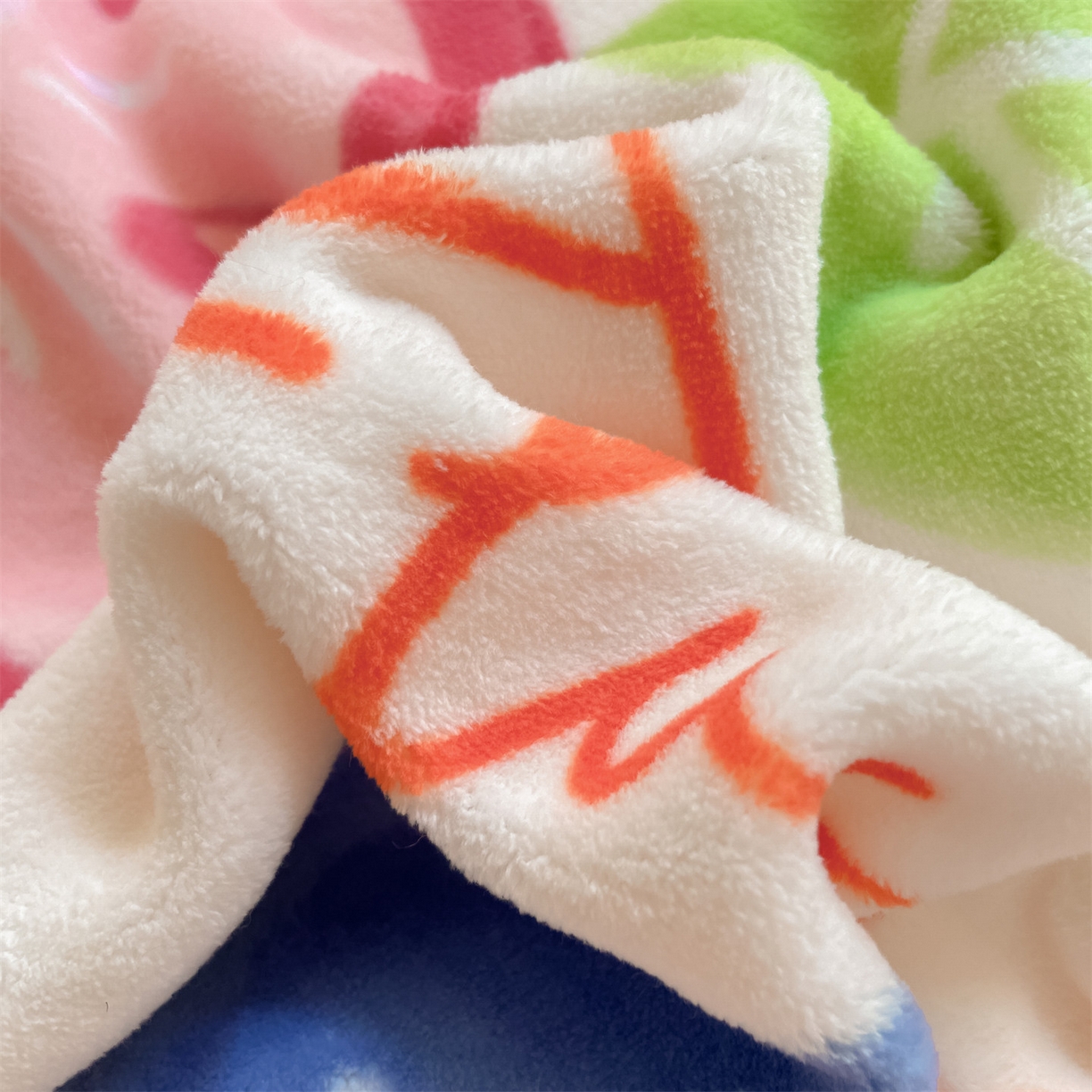 91家纺网 家纺一手货源 找家纺 美澳家纺 2025新款190克加厚牛奶绒印花四件套 多彩生活