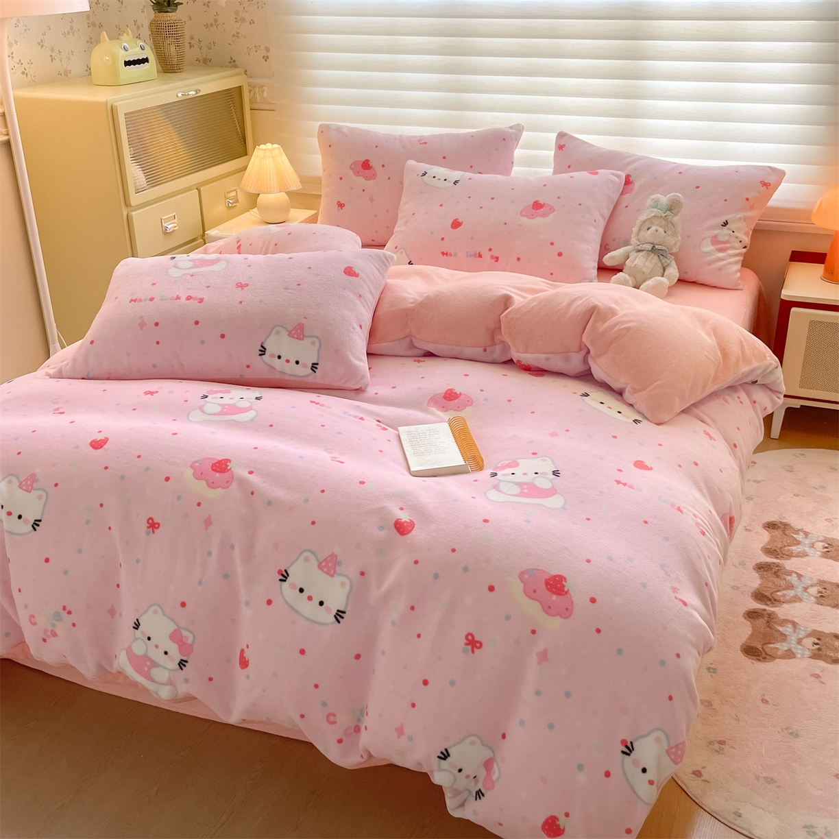 91家纺网 家纺一手货源 找家纺 美澳家纺 2025新款190克加厚牛奶绒印花四件套 草莓喵喵