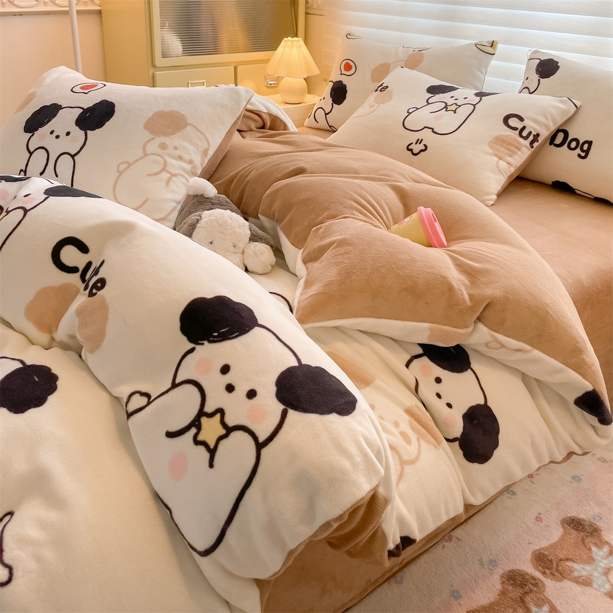 91家纺网 家纺一手货源 找家纺 美澳家纺 2025新款190克加厚牛奶绒印花四件套 快乐小狗