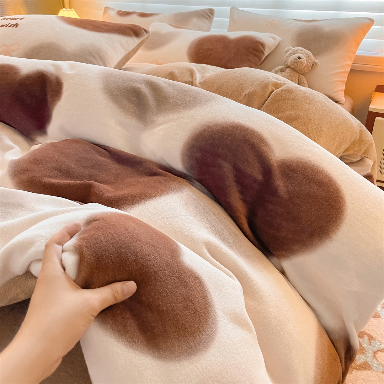 91家纺网 家纺一手货源 找家纺 美澳家纺 2025新款190克加厚牛奶绒印花四件套 心动