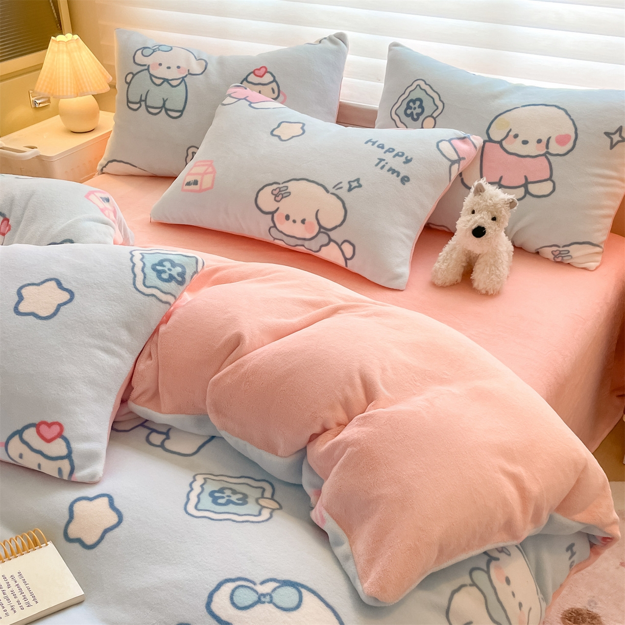 91家纺网 家纺一手货源 找家纺 美澳家纺 2025新款190克加厚牛奶绒印花四件套 奶油大耳狗