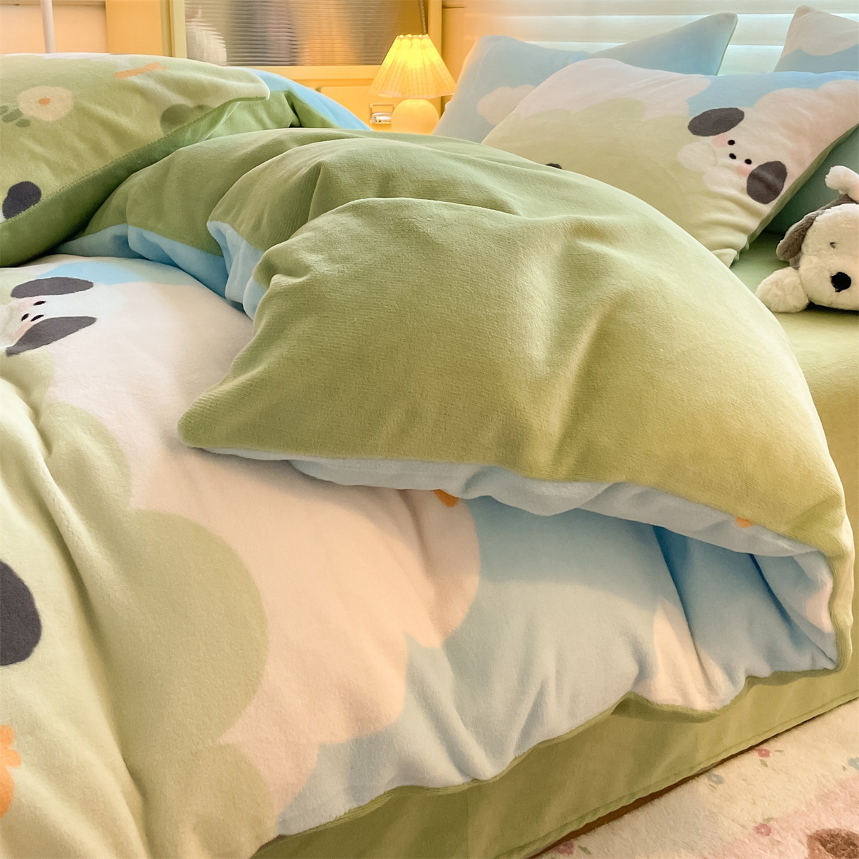 91家纺网 家纺一手货源 找家纺 美澳家纺 2025新款190克加厚牛奶绒印花四件套 蓝天小狗