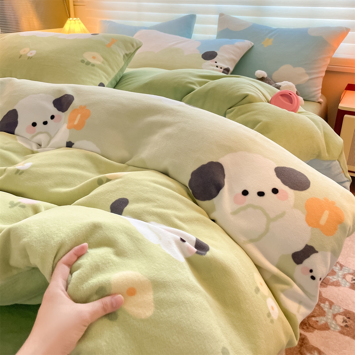 91家纺网 家纺一手货源 找家纺 美澳家纺 2025新款190克加厚牛奶绒印花四件套 蓝天小狗