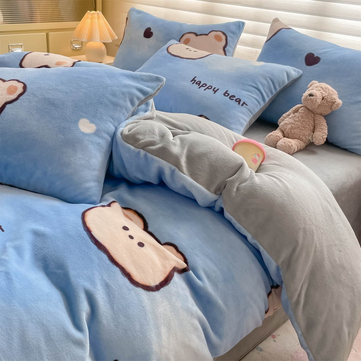 91家纺网 家纺一手货源 找家纺 美澳家纺 2025新款190克加厚牛奶绒印花四件套 调皮熊