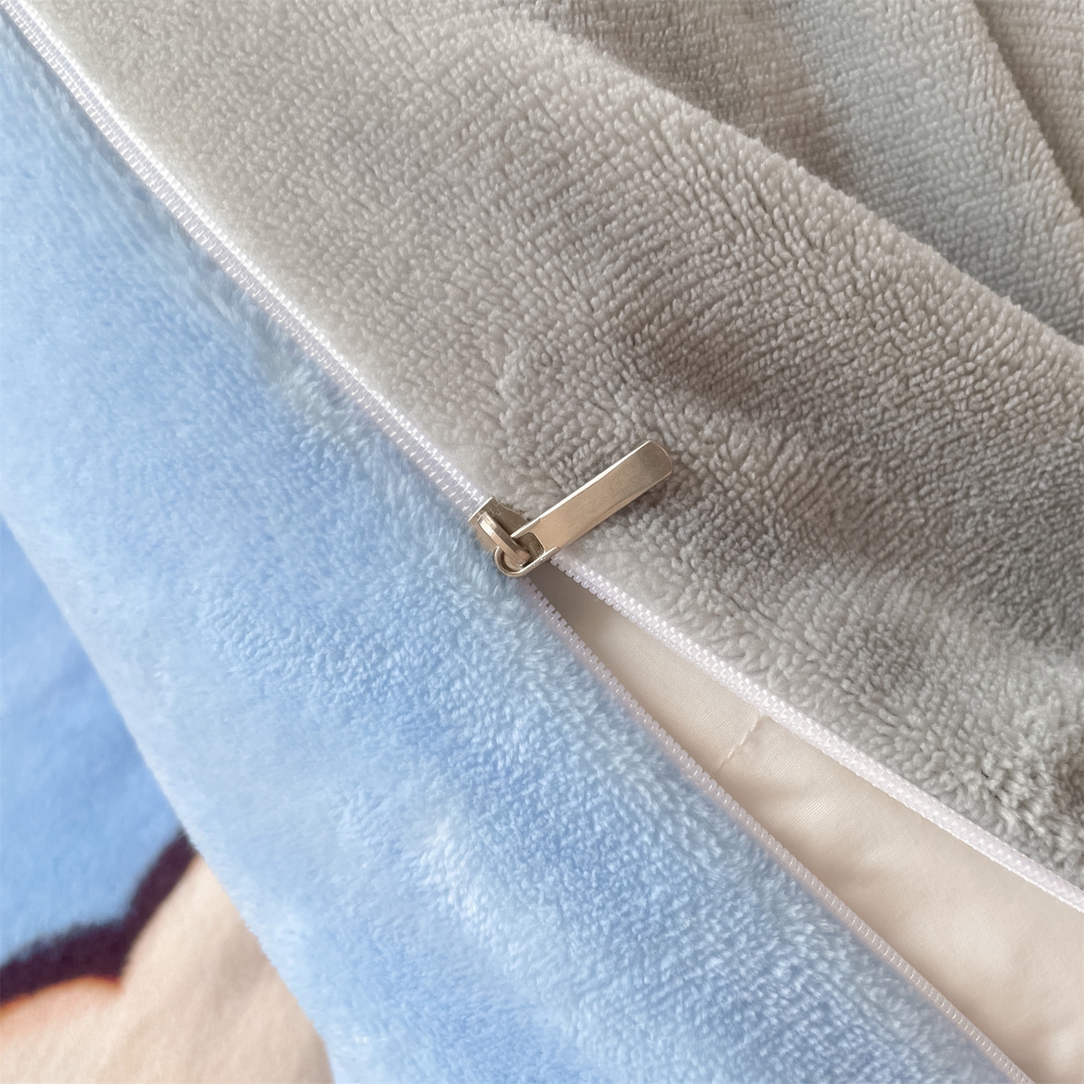 91家纺网 家纺一手货源 找家纺 美澳家纺 2025新款190克加厚牛奶绒印花四件套 调皮熊