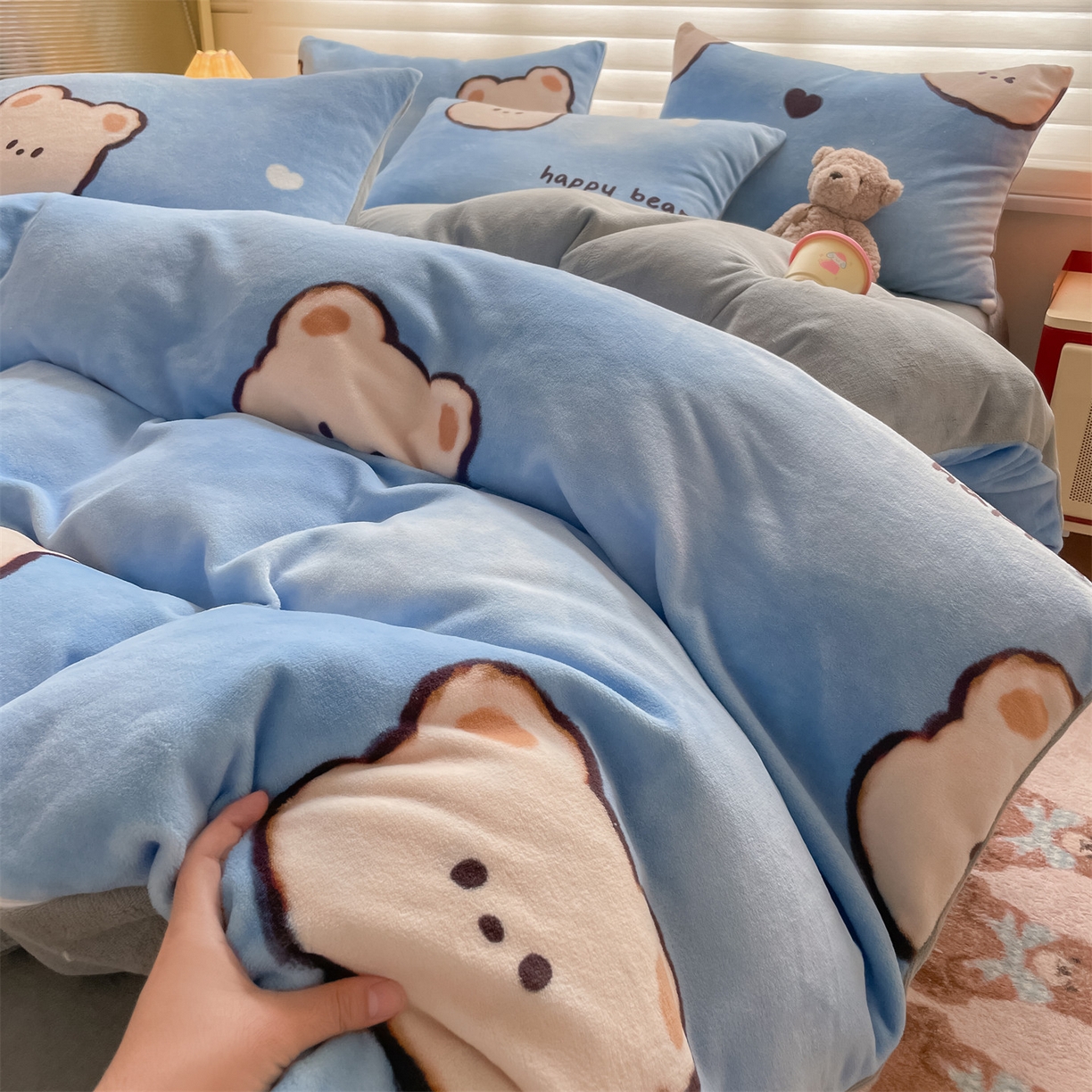91家纺网 家纺一手货源 找家纺 美澳家纺 2025新款190克加厚牛奶绒印花四件套 调皮熊