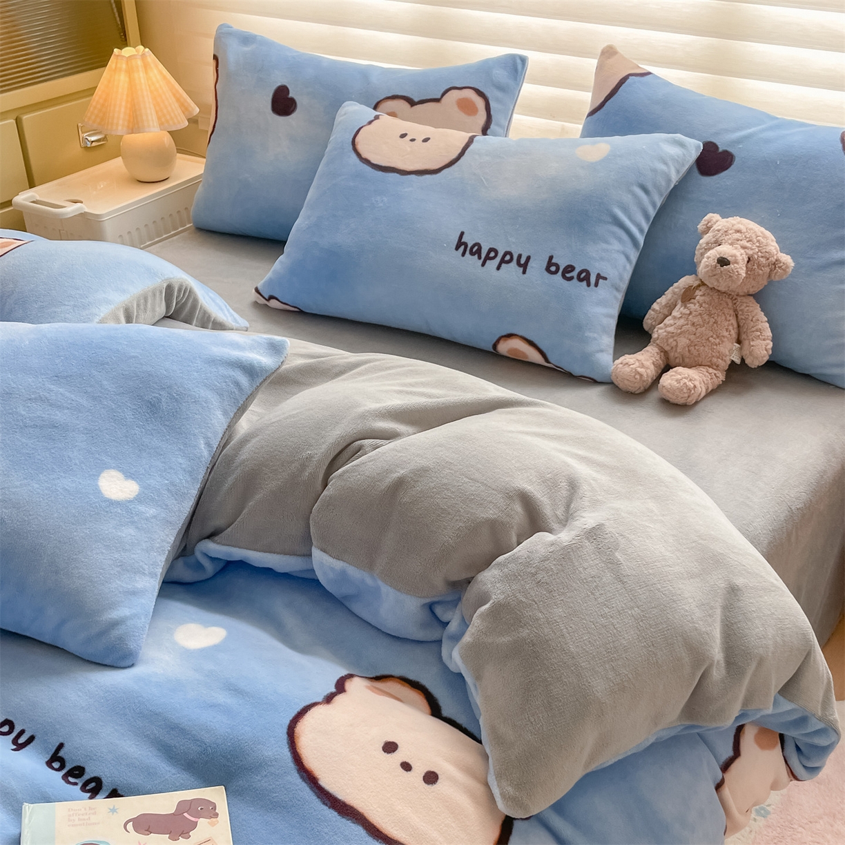 91家纺网 家纺一手货源 找家纺 美澳家纺 2025新款190克加厚牛奶绒印花四件套 调皮熊