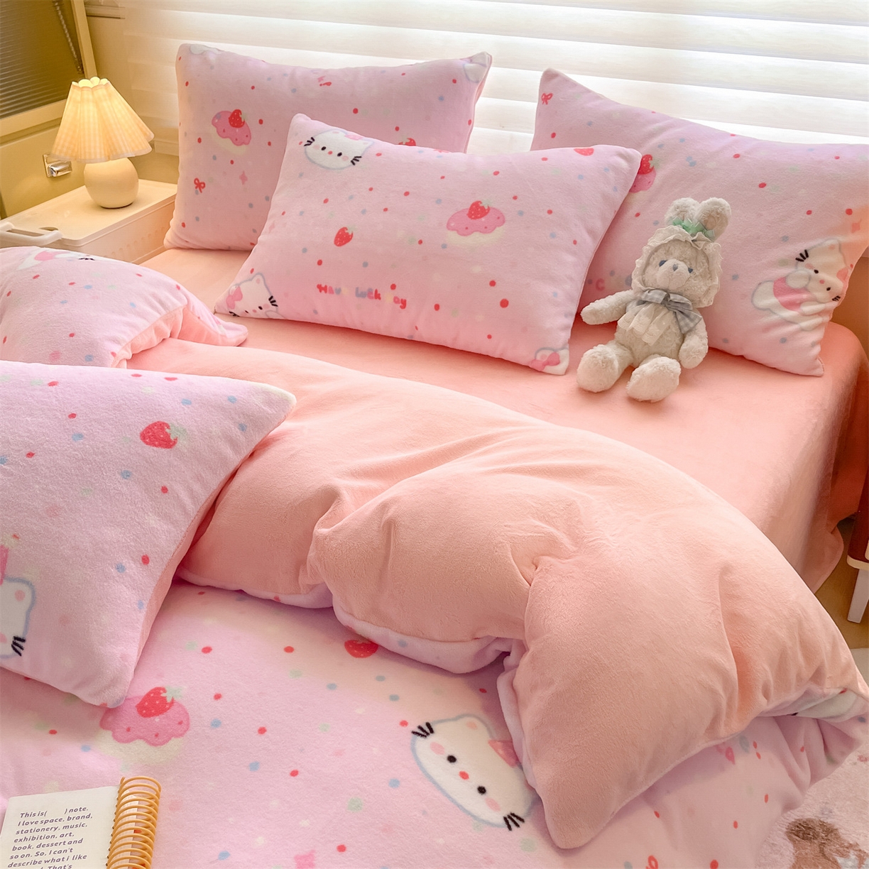 91家纺网 家纺一手货源 找家纺 美澳家纺 2025新款190克加厚牛奶绒印花四件套 草莓喵喵