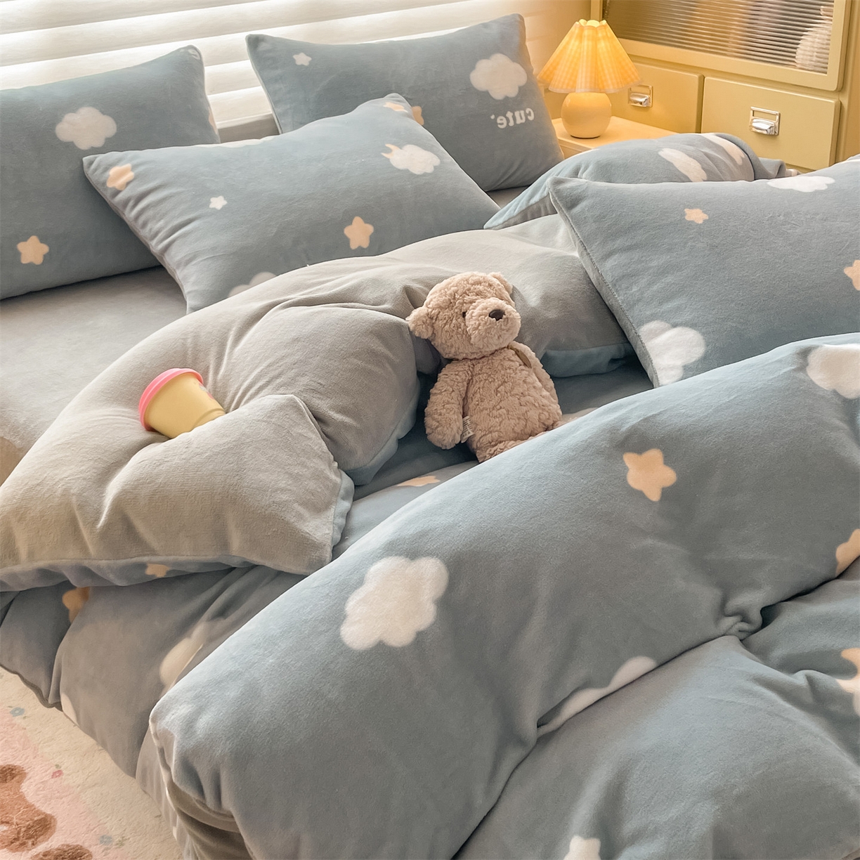 91家纺网 家纺一手货源 找家纺 美澳家纺 2025新款190克加厚牛奶绒印花四件套 云朵