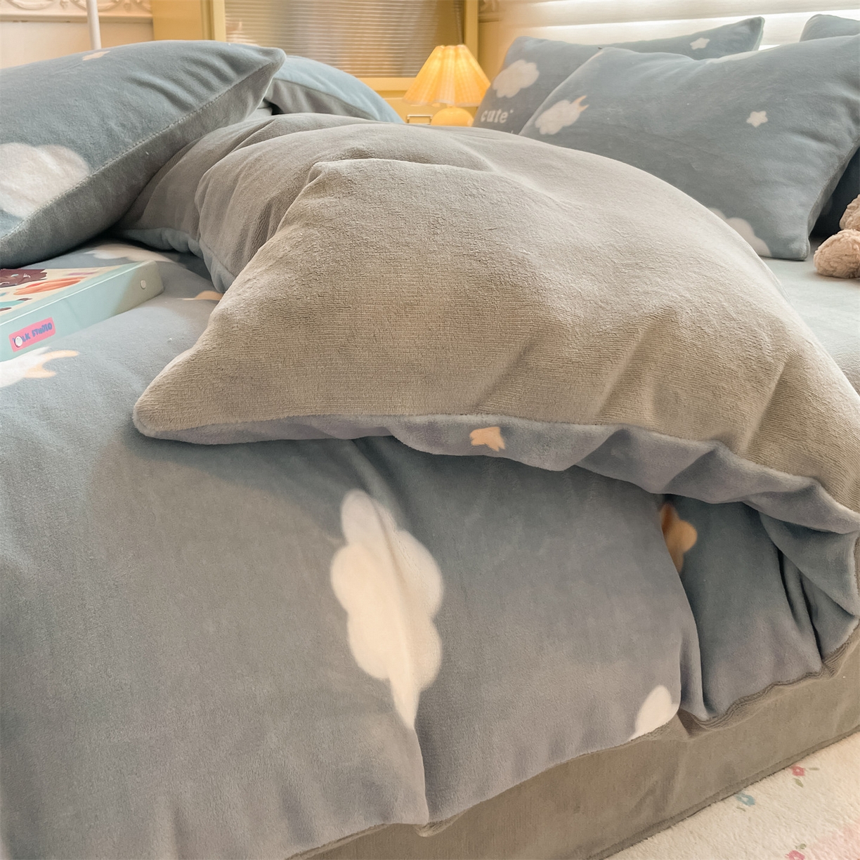 91家纺网 家纺一手货源 找家纺 美澳家纺 2025新款190克加厚牛奶绒印花四件套 云朵