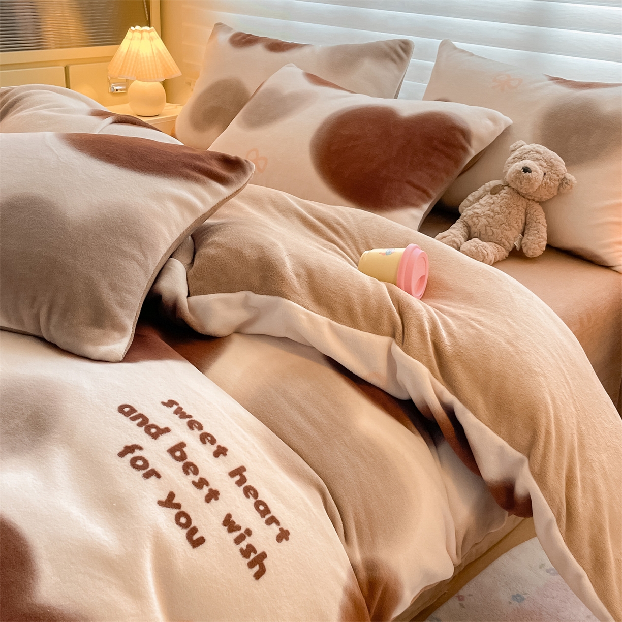 91家纺网 家纺一手货源 找家纺 美澳家纺 2025新款190克加厚牛奶绒印花四件套 心动