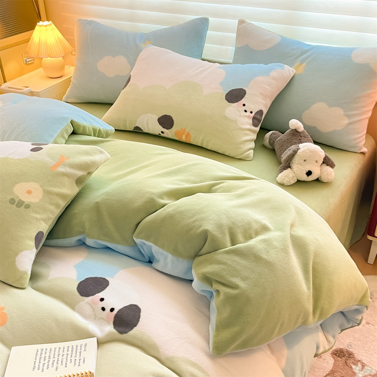 91家纺网 家纺一手货源 找家纺 美澳家纺 2025新款190克加厚牛奶绒印花四件套 蓝天小狗