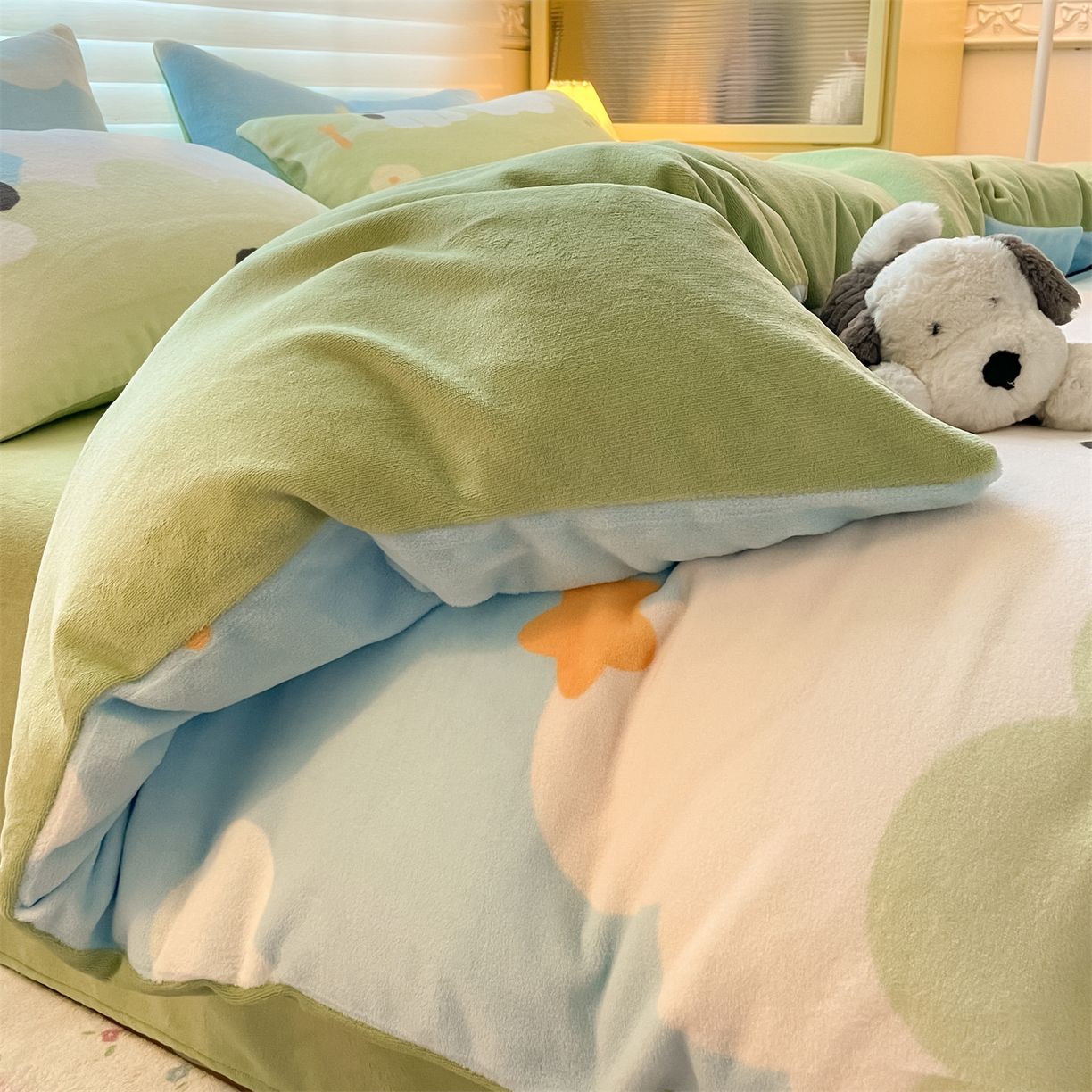 91家纺网 家纺一手货源 找家纺 美澳家纺 2025新款190克加厚牛奶绒印花四件套 蓝天小狗